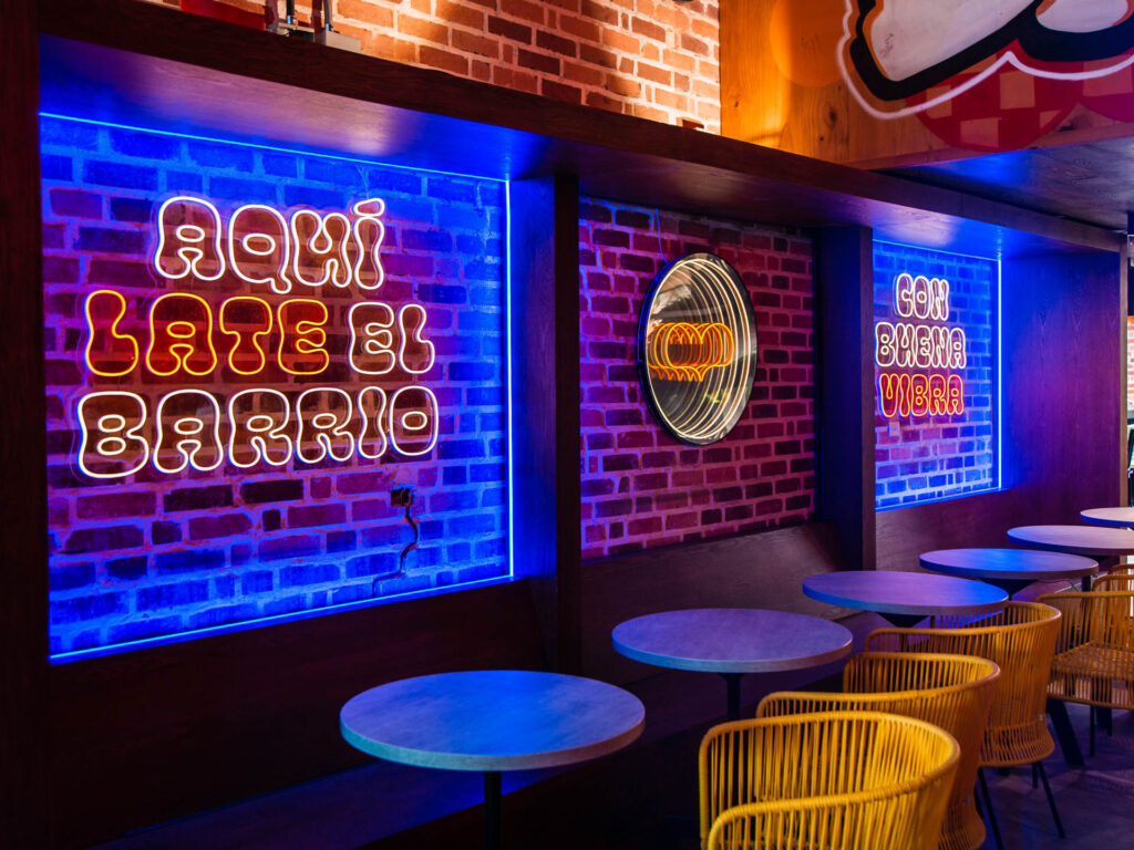 ambiente urbano de restaurante de comida callejera en medellín